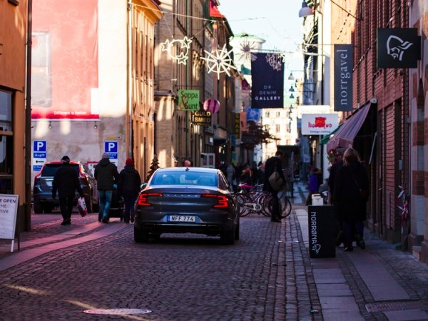 Gatuliv i kvällsljus